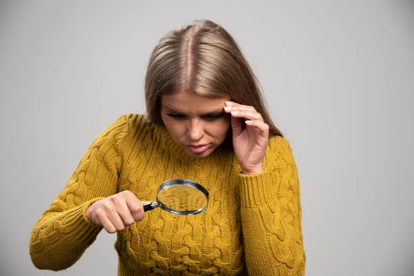 Menina Loira Segurando Uma Lupa Olhando Para Algo Através Dele — Fotografia de Stock