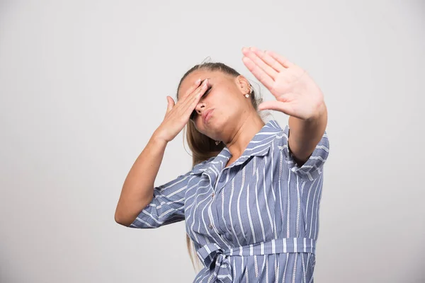 Portrait Woman Covering Her Face Gray Background High Quality Photo — Stock Photo, Image