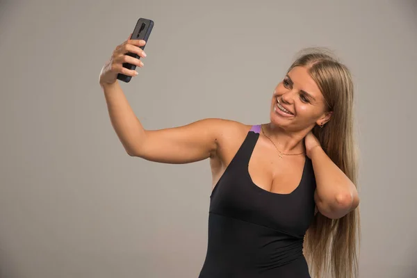 Modelo Femenina Sujetador Deportivo Tomando Selfie Foto Alta Calidad —  Fotos de Stock