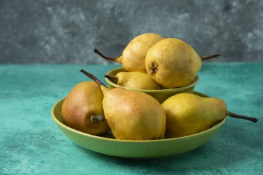 Seramik tabakta yeşil armutlar. Yüksek kalite fotoğraf