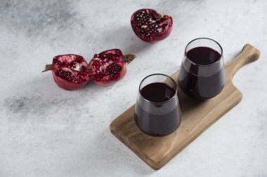 Tahtaya iki bardak nar suyu dök. Yüksek kalite fotoğraf