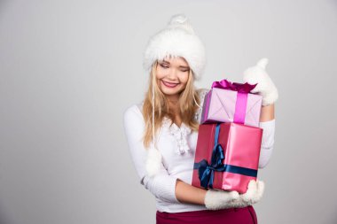 Güzel bir kadın Noel hediyelerine bakıyor. Yüksek kalite fotoğraf