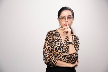 Leopar desenli tişörtlü kız dikkatle dinliyor ya da düşünüyor. Yüksek kalite fotoğraf