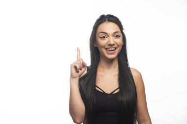 Beyaz arka planda poz veren genç bir kadının portresi. Yüksek kalite fotoğraf