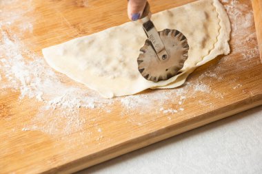 Tahta tahtada gutab yapan kadın. Azerbaycan ulusal mutfağı. Yüksek kalite fotoğraf