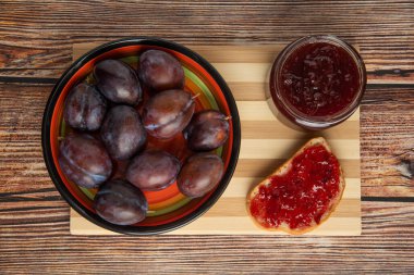 Bir kavanoz konukseverlik ve tost ekmeği olan erikler. Yüksek kalite fotoğraf