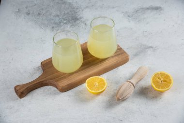 İki bardak limon suyu ve ahşap tuvalet kağıdı. Yüksek kalite fotoğraf