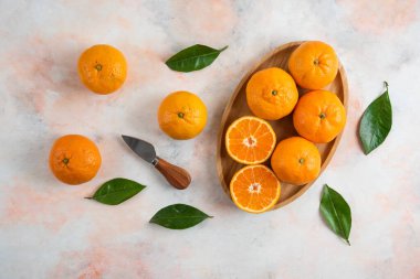 Renkli arka planda organik mandalina yığını. Yüksek kalite fotoğraf