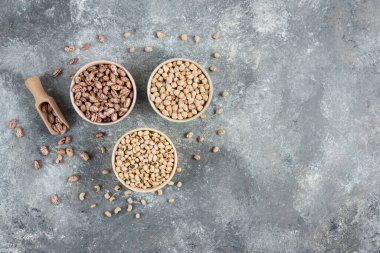 Mermer yüzeyde çeşitli pişmemiş fasulye kaseleri. Yüksek kalite fotoğraf