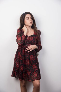 Yan tarafına bakan uzun saçlı bir kadının portresi. Yüksek kalite fotoğraf