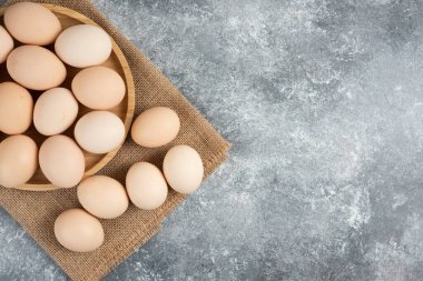 Mermer yüzeyde pişmemiş organik yumurta tabağı. Yüksek kalite fotoğraf
