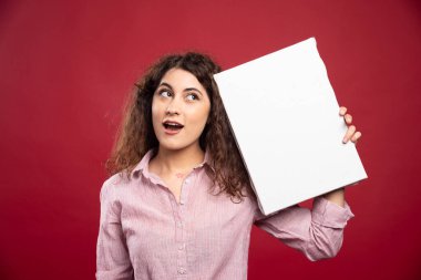 Elinde boş tuval tutan genç bir kadın. Yüksek kalite fotoğraf
