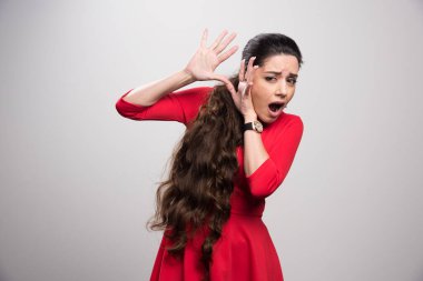 Korkmuş bir kadın el kol hareketi yapmayı kesiyor ve hoş olmayan ya da korkunç bir şey görüyor. Yüksek kalite fotoğraf