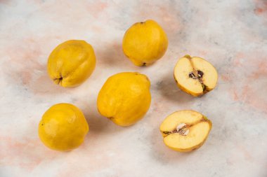 Dilimlenmiş ve mermer zemin üzerinde taze ayva meyveleri. Yüksek kalite fotoğraf