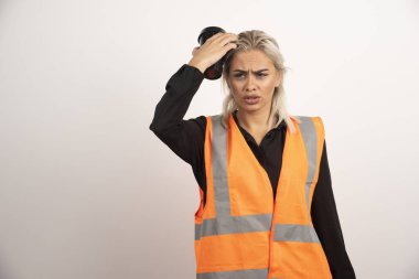 Kadın işçi kendini beyaz arka planda kaybolmuş hissediyor. Yüksek kalite fotoğraf