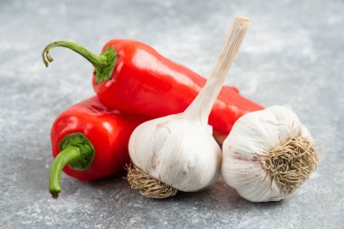 Mermer zemin üzerinde kırmızı biberli sarımsaklı karanfil. Yüksek kalite fotoğraf