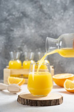 Tahtaya portakal suyu döken cam bir şişe. Yüksek kalite fotoğraf