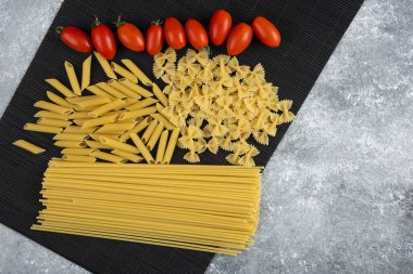 Taş zeminde çeşitli pişmemiş makarna. Yüksek kalite fotoğraf