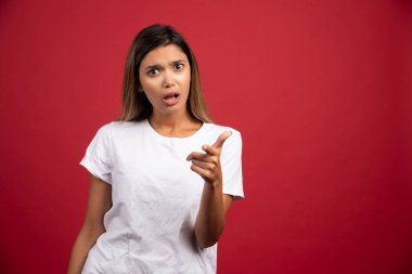 Kırmızı arka planda poz veren genç ve güzel bir kadın. Yüksek kalite fotoğraf