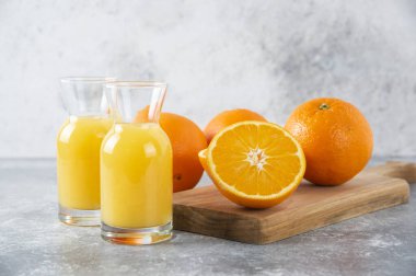 Bir dilim portakal meyveli bardak meyve suyu. Yüksek kalite fotoğraf