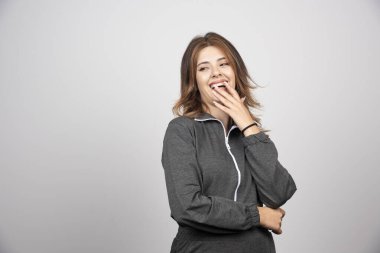 Ayakta duran ve poz veren genç bir kadın. Yüksek kalite fotoğraf