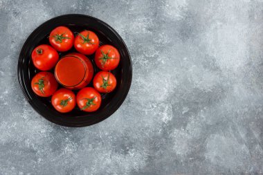 Siyah tabakta bir bardak domates suyu. Yüksek kalite fotoğraf