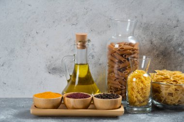 Çiğ makarnadan yapılmış bir şişe yağ. Yüksek kalite fotoğraf