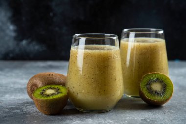 Mermer arka planda iki bardak lezzetli kivi suyu. Yüksek kalite fotoğraf