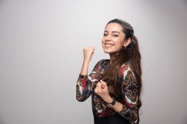 At kuyruklu kadın kendini neşeli hissediyor. Yüksek kalite fotoğraf