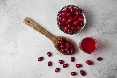 Bardakta meyve suyu olan mısırlar. Yüksek kalite fotoğraf
