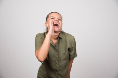 Yeşil ceketli güzel bir kadın birini arıyor. Yüksek kalite fotoğraf