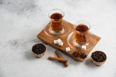 İki bardak çay, şeker ve yıldız anason. Yüksek kalite fotoğraf