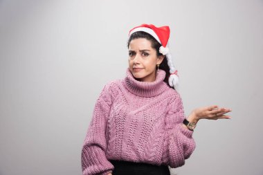 Elini kaldırıp kameraya bakan neşeli, pozitif kızın portresi. Yüksek kalite fotoğraf