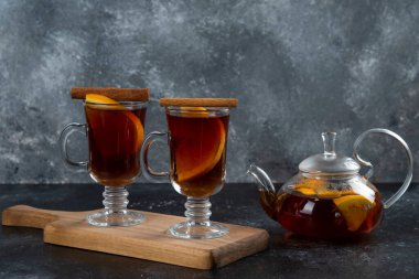 İki bardak çay ve tarçınlı çubuk. Yüksek kalite fotoğraf