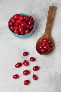 Mavi bardaktaki mercanlar ve tahta kaşık, üst manzara. Yüksek kalite fotoğraf