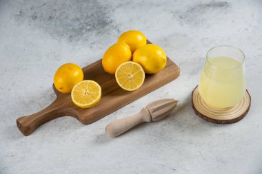 Tahtanın üzerinde bir bardak taze limon suyu. Yüksek kalite fotoğraf