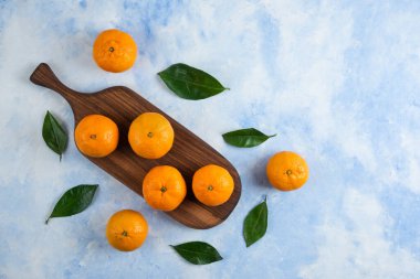 Üst Manzara. Yapraklı mandalina yığını. Yüksek kalite fotoğraf