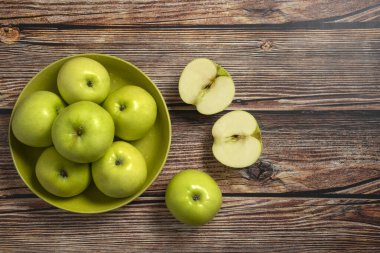 Ahşap arkaplanda yeşil elmalar
