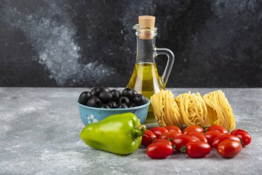 Erişte, yağ ve taş masada çeşitli sebzeler. Yüksek kalite fotoğraf