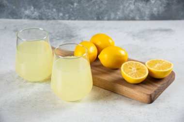 Tahta bir tahtanın üzerinde iki bardak lezzetli limonata. Yüksek kalite fotoğraf