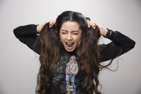 Egy Fiatal Lány Nyomtatott Pulóverben Kihúzta Haját Frusztrációból Kiváló Minőségű — Stock Fotó
