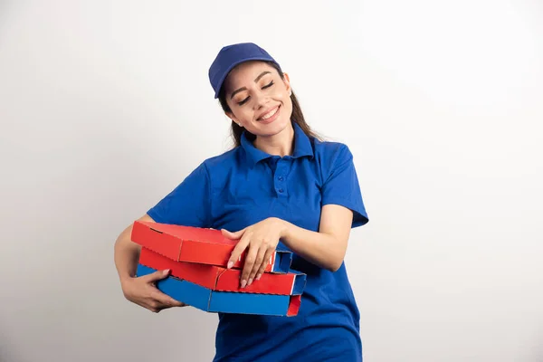 Portret Młodej Kobiety Mundurze Uśmiechającej Się Dostarczającej Pizzę Wysokiej Jakości — Zdjęcie stockowe