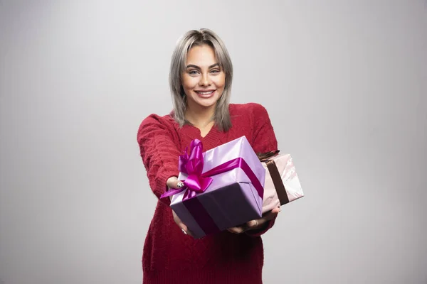 Porträt Einer Glücklichen Frau Die Geschenkboxen Auf Grauem Hintergrund Anbietet — Stockfoto