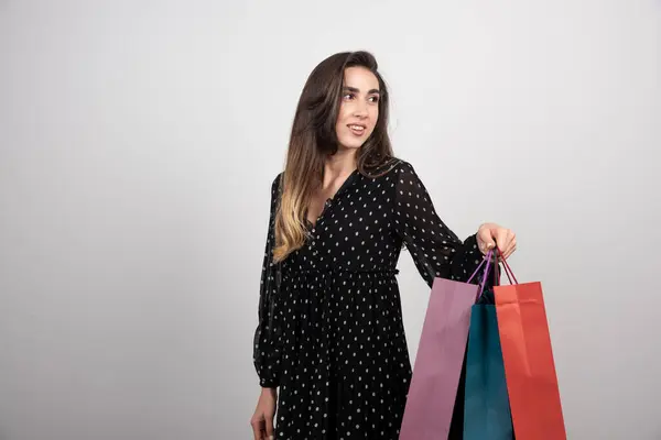 Modelo Mulher Jovem Carregando Monte Sacos Compras Fundo Branco Foto — Fotografia de Stock