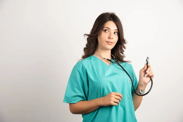 Junger Arzt Mit Stethoskop Auf Weißem Hintergrund Hochwertiges Foto — Stockfoto