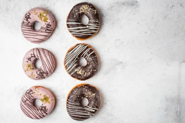 Застекленный Шоколад Розовые Пончики Мраморном Фоне Высокое Качество Фото — стоковое фото
