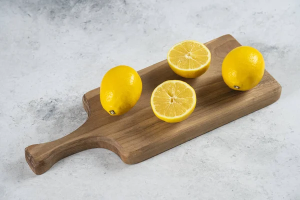 Gruppe Zitronenfrüchte Auf Einem Holzbrett Hochwertiges Foto — Stockfoto
