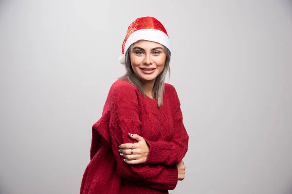 Femme Heureuse Dans Chapeau Père Noël Debout Sur Fond Gris — Photo