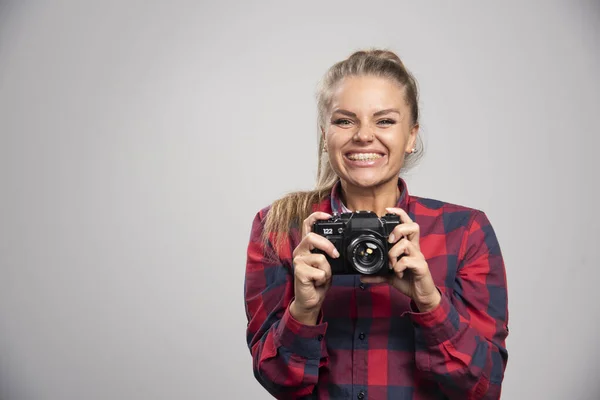 Blonde Photograph Checked Shirt Taking Photos Feels Positive High Quality — Stock Photo, Image