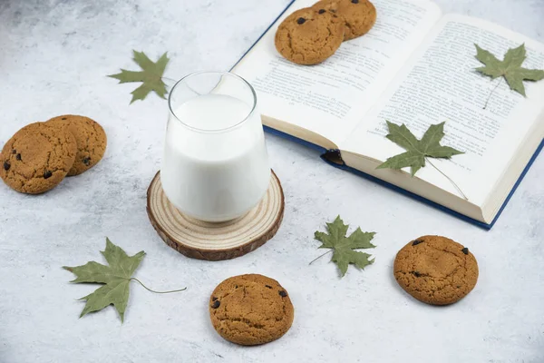 Una Taza Vidrio Con Galletas Chocolate Escritorio Madera Foto Alta — Foto de Stock